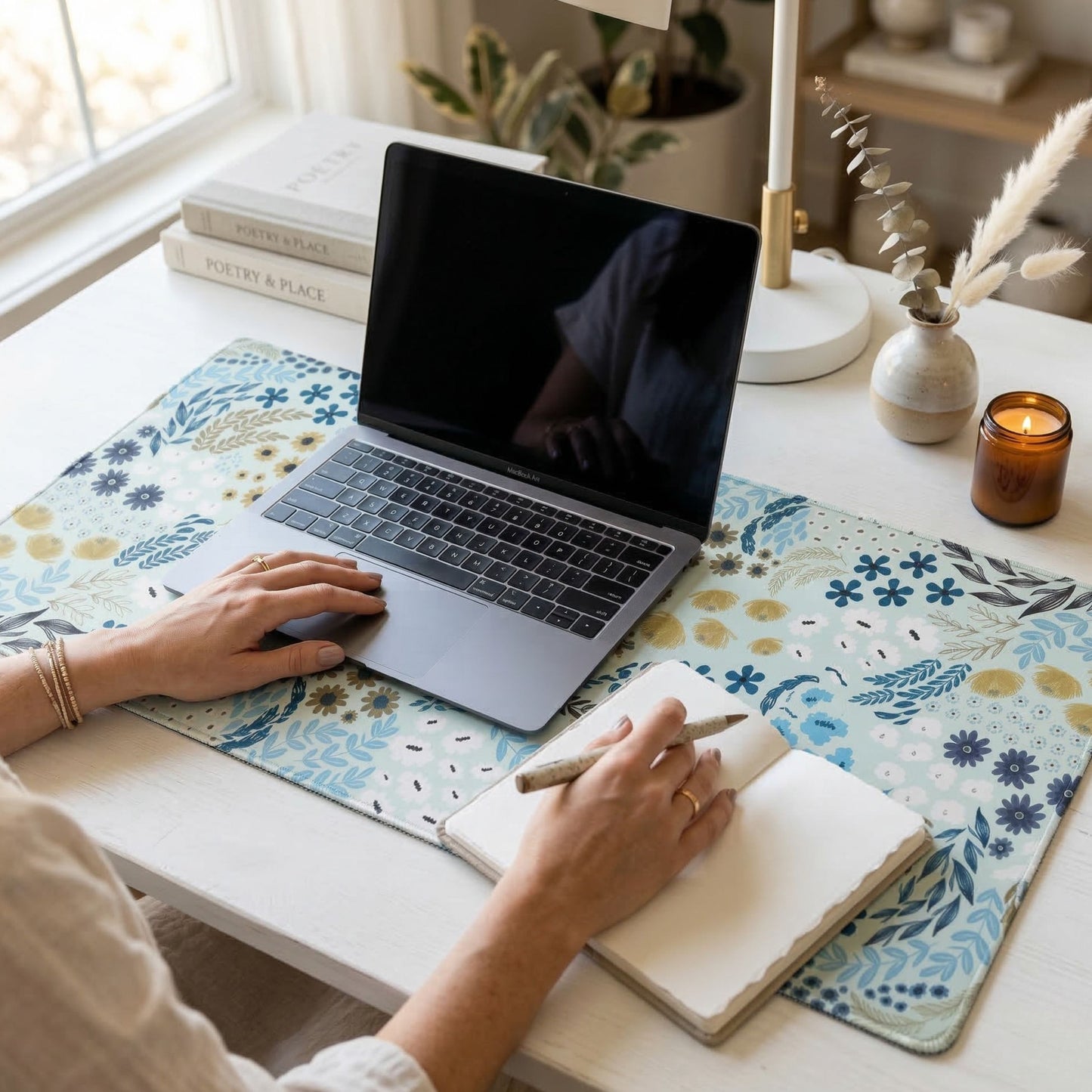 Schreibtischunterlage Blossom Serenity | Florales Design | XXL Desk Pad 90x40 cm